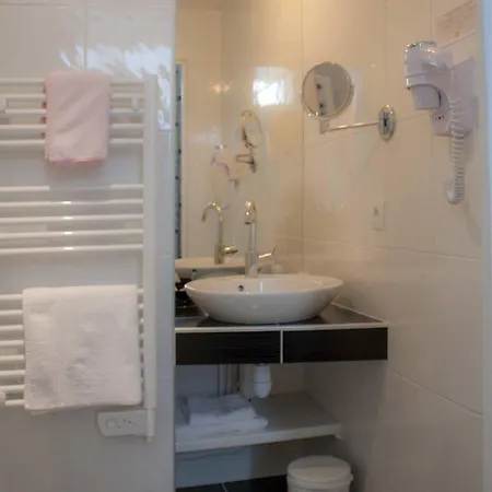 Logis De Paris 3*